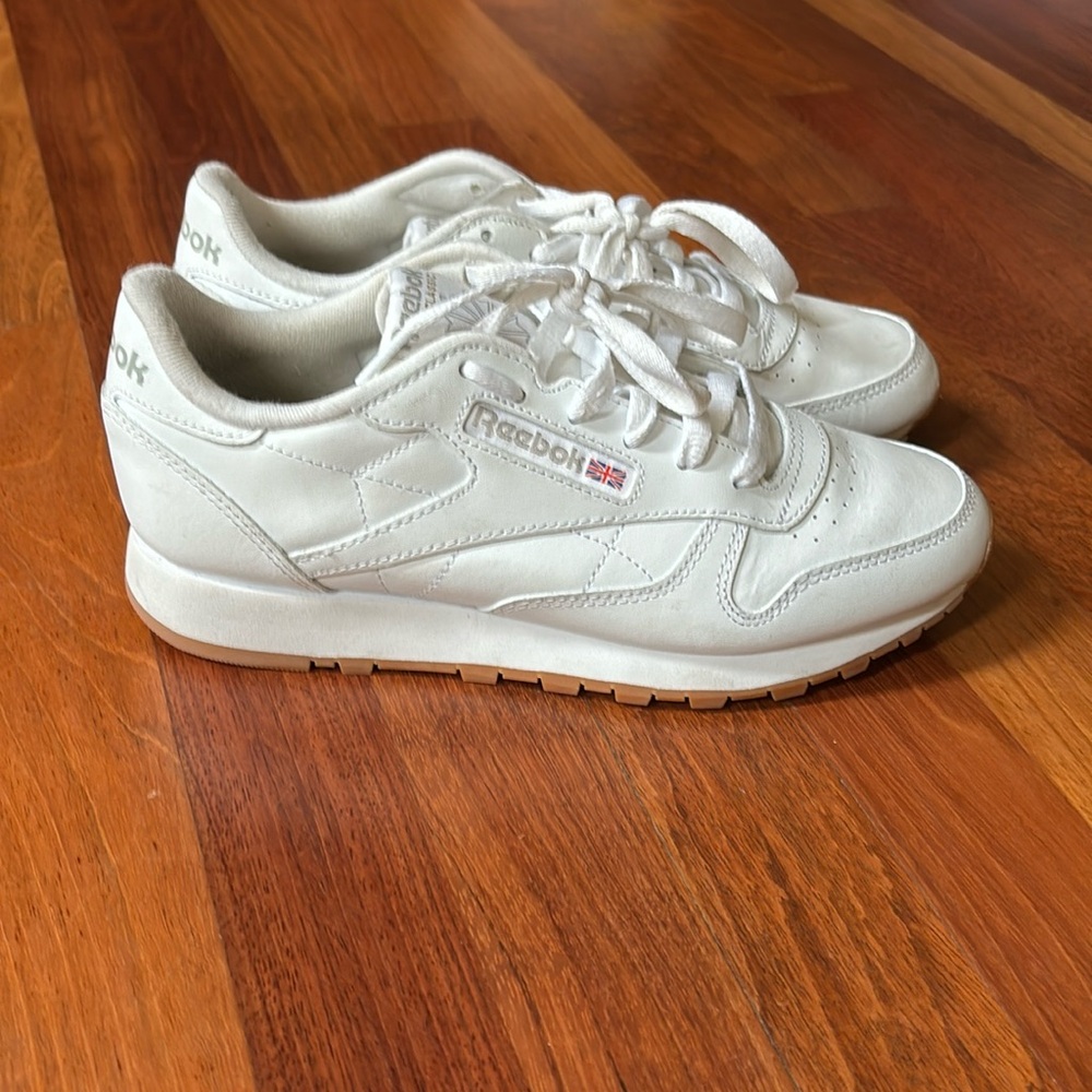 Reebok white classic leather sneaker, size 8 women’s